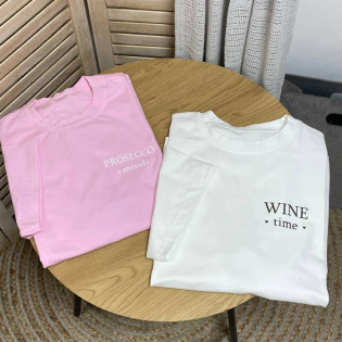 Футболка оверсайз з написом "Wine time"